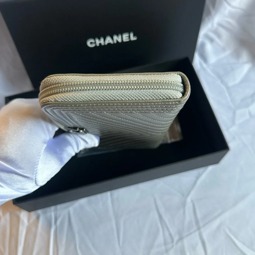 💯 Authentic Chanel Silver Chevron Quilted Zip Around Boy Wallet - Picture 13 of 16